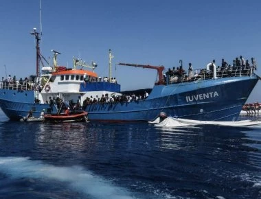 Mεταναστευτικό: Δεν κάνουν πίσω οι Ιταλοί- Απελούν να κατάσχουν τα πλοία της γερμανικής ΜΚΟ που μεταφέρουν μετανάστες